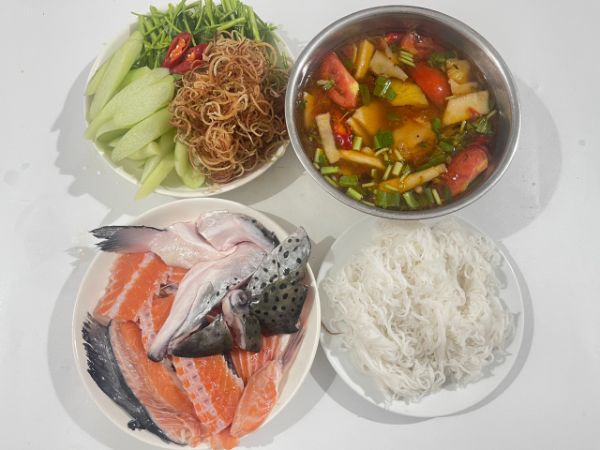 Lẩu măng chua đầu xương cá hồi